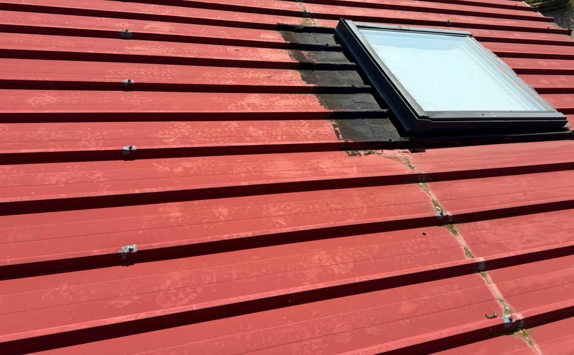 Tôle bac acier rouge traitée anti-corrosion + velux à Réunion